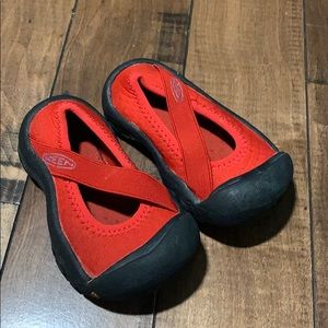 Keens Girls water shoes size 9 -red